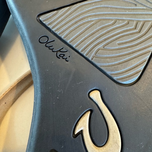 OluKai Women's Sandals in Black and Metallic Silver Straps/ Velcro Close Leather - Picture 4 of 10